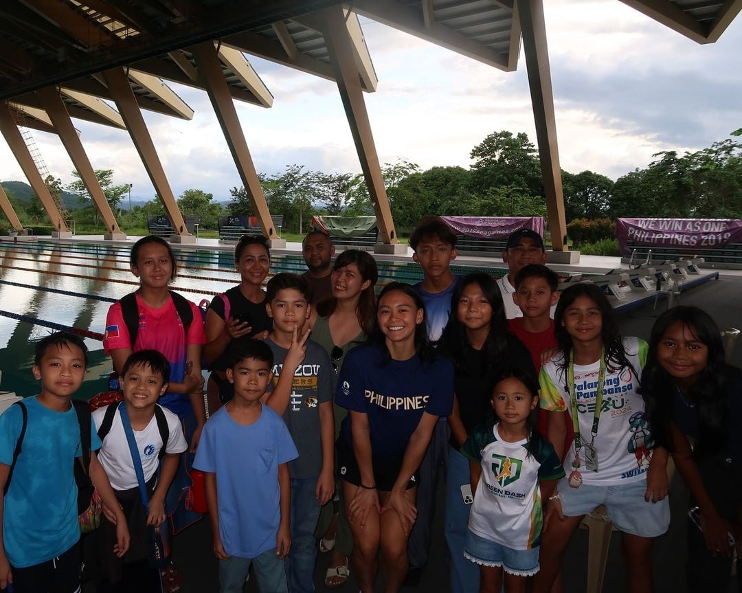Sanchez pays it forward, holds swim clinic